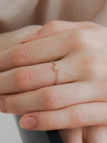 K Gold Daisy Ring - byweekend - Modalova