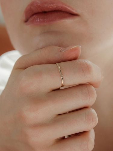 K Delicate Beige Gold Ring - byweekend - Modalova