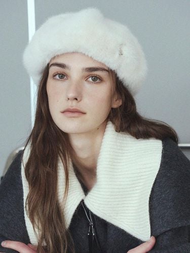 Plush Textured Fur Beret [WHITE] - Marchen - Modalova