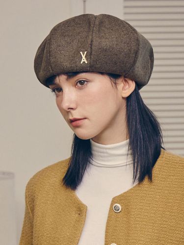 Studded Octagonal Wool Beret [BROWN] - VARZAR - Modalova