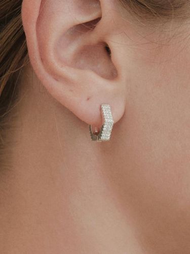 Cubic Detail Between Earring - byweekend - Modalova