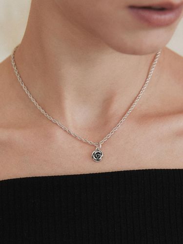 Silver Dainty Bloom Necklace - byweekend - Modalova