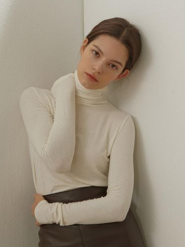 Wool Slim Fit Turtleneck T-shirt [Beige] - camino - Modalova