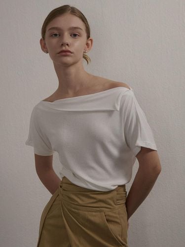 Ribbed Off Shoulder Cutting T-shirt [Beige] - camino - Modalova