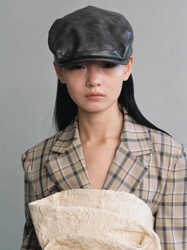 Classic Leather Hunting Cap [Beige] - AWESOME NEEDS - Modalova