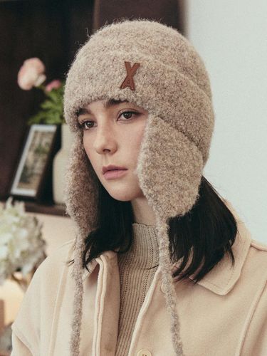 VA Patch Fleece Knit Beanie [Beige] - VARZAR - Modalova