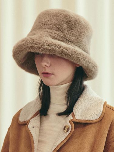 Long Label Fur Bucket Hat [Beige] - VARZAR - Modalova