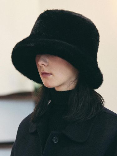 Long Label Fur Bucket Hat [Black] - VARZAR - Modalova