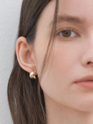 Nordic Minimalist Curved Brass Earrings (E020_gold) - halden - Modalova