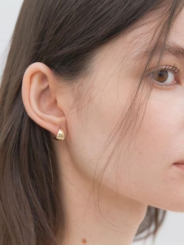 Simple Curved Nordic Brass Earrings (E021_gold) - halden - Modalova