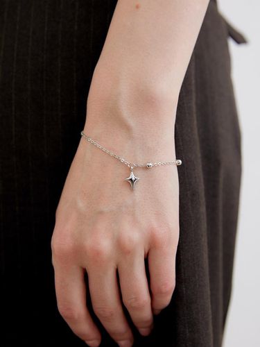 Star Pendant Circle Ball Brass Bracelet (W009_silver) - halden - Modalova