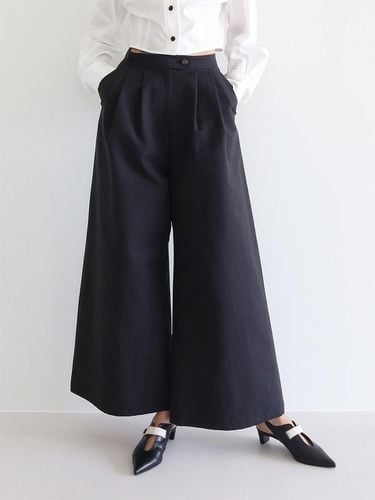 Wide Leg Pleated Trousers [Black] - GAYEON LEE - Modalova