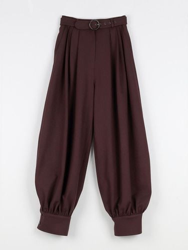 Baggy Three-Pleat Wide-Leg Trousers [Mahogany Brown] - GAYEON LEE - Modalova