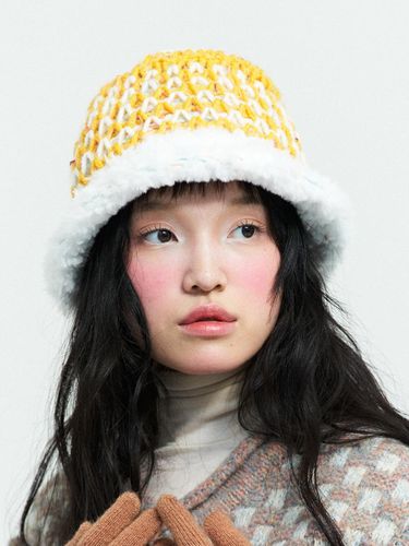 Furry Wall Hat [white Yellow] - MISU A BARBE - Modalova