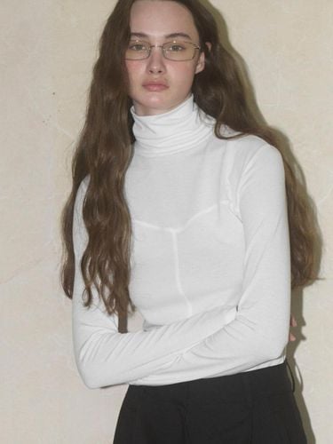 Curved Detail Wave-Cut Turtleneck Top - SO IR - Modalova