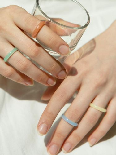 Pastel Celluloid 4-Piece Ring Set - FANTASTIC PLANET - Modalova