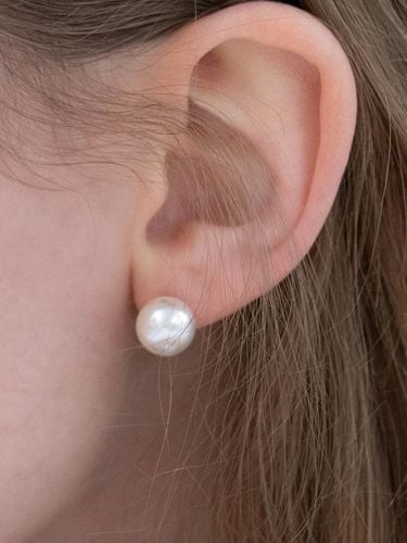 Silver 925 Classic Pearl Stud Earrings - FANTASTIC PLANET - Modalova