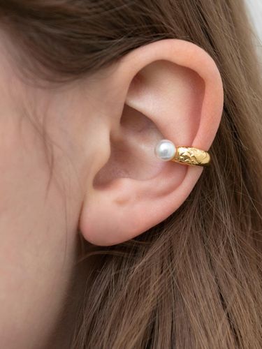 Pearl Engraved Gold Earcuff - FANTASTIC PLANET - Modalova