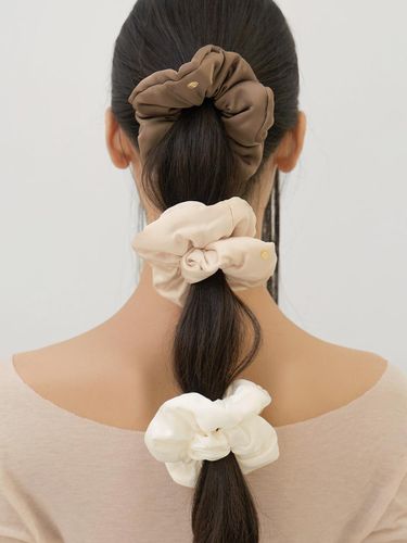 Soft Satin Plump Scrunchie - FANTASTIC PLANET - Modalova