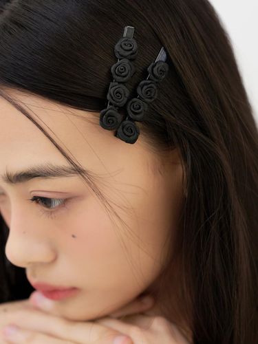 Handcrafted Floral Embossed Hair Pin [] - FANTASTIC PLANET - Modalova