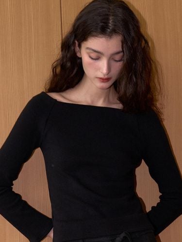 Off-square Long Sleeve Body-fitting T-shirt [Black] (OU1557) - ouie - Modalova