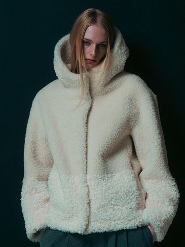 Contrast Vegan Fur Three-Dimensional Coat [White] - Emin & Paul - Modalova