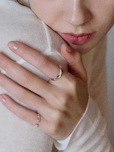 Sterling Wavy Sculptural Ring [] - NORMALLEE - Modalova