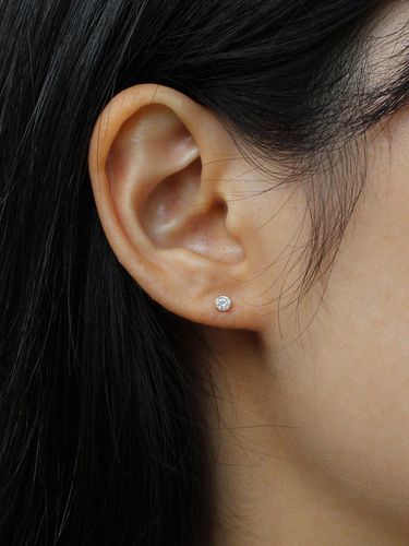 K Basic Cubic 3mm Earrings - NORMALLEE - Modalova