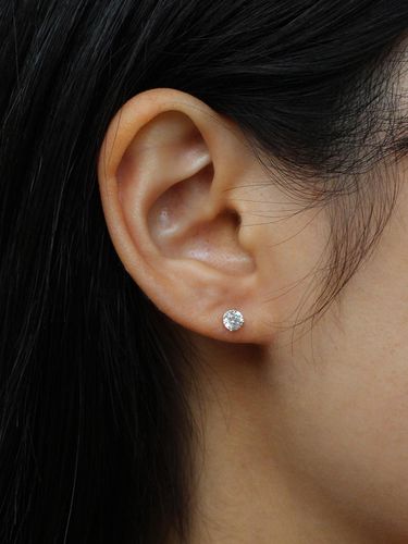 K Basic Cubic 4mm Earrings - NORMALLEE - Modalova