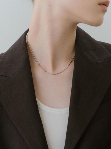 Silver Delicate Bold Line Necklace [Beige Gold] - NORMALLEE - Modalova