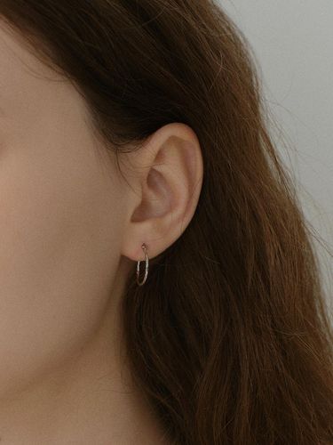 Delicate Cutting One-Touch Hoop Earrings [Beige Gold] - NORMALLEE - Modalova