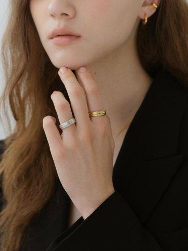 Sterling Minimalist Band Ring - NORMALLEE - Modalova