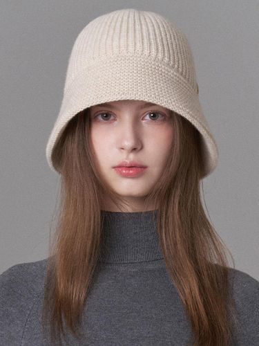 Wool Blended Metal Logo Knit Hat - WHITE SANDS - Modalova