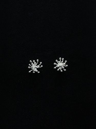 Sterling Floral Bloom Earrings - NORMALLEE - Modalova