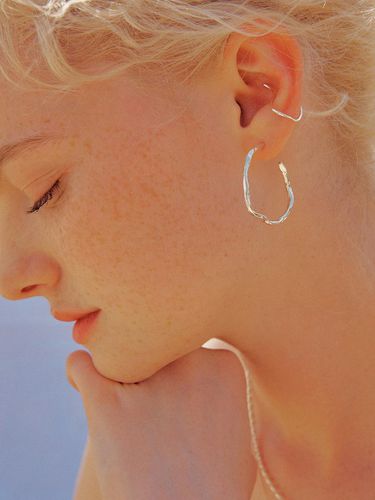 Sterling Curved Ring-Style Momi Earrings - ACOOPU - Modalova