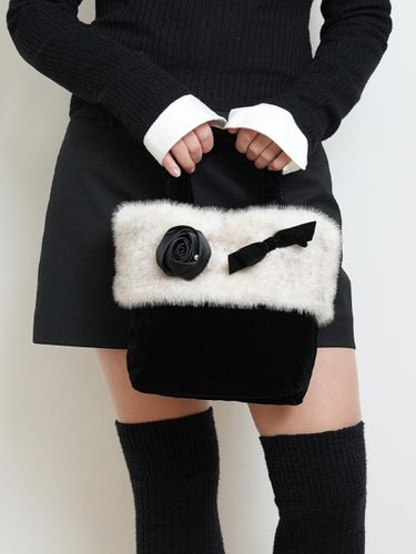 Fur Velvet Detachable Brooch Tote Bag [Ivory] - CHOCHOU - Modalova