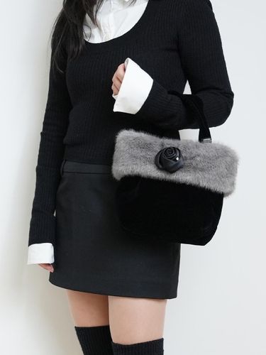 Fur Velvet Brooch Tote Bag [Grey] - CHOCHOU - Modalova