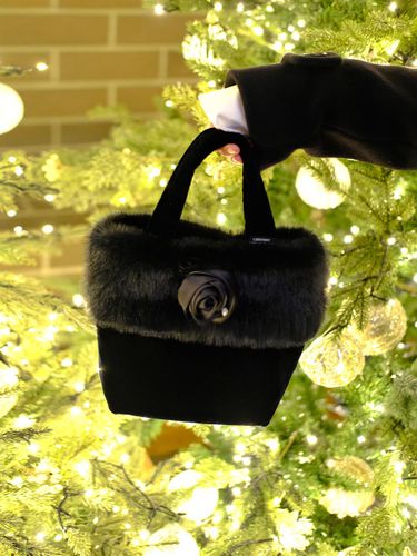 Fur Velvet Brooch Tote Bag [Black] - CHOCHOU - Modalova