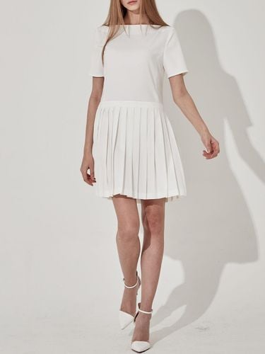 Boat Neck Pleated Semi-Loose Dress [Beige] - CHAEnewyork - Modalova