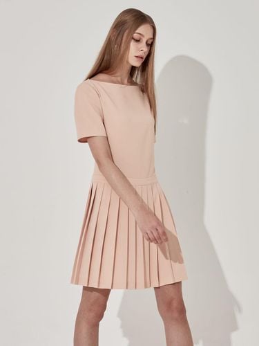 Boat Neck Pleated Semi-Loose Dress [Beige] - CHAEnewyork - Modalova