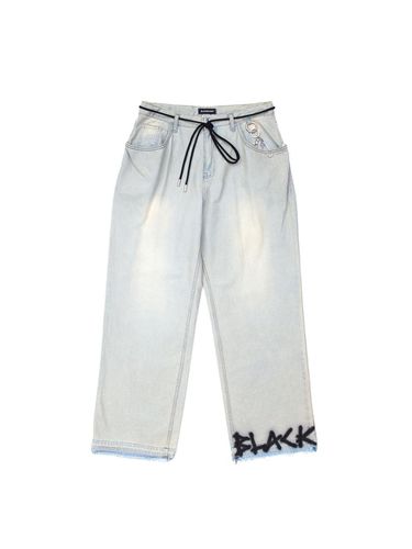 Ankle Sprayed Logo Key Ring Denim Pants [Vintage Light Blue] - BLACKBLOND - Modalova