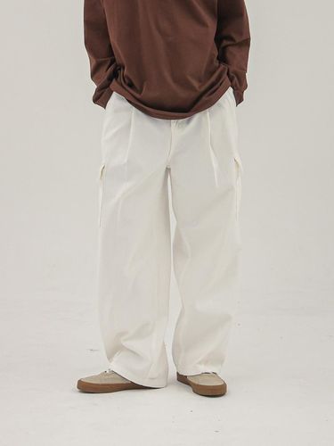 Pintuck Wide Judo-Inspired Cargo Pants [Beige] - THESTORI - Modalova