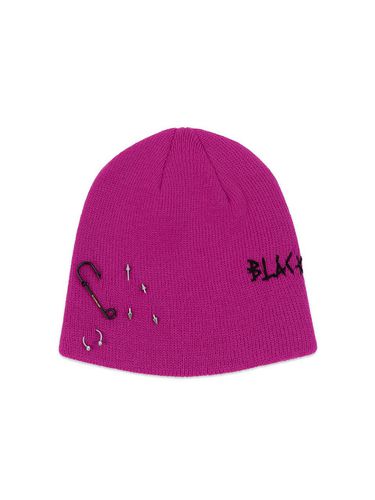 Handcrafted Piercing Logo Beanie [Magenta] - BLACKBLOND - Modalova