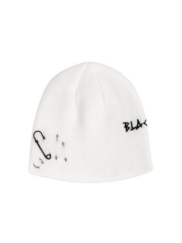 Handcrafted Embroth Logo Piercing Beanie [Beige] - BLACKBLOND - Modalova