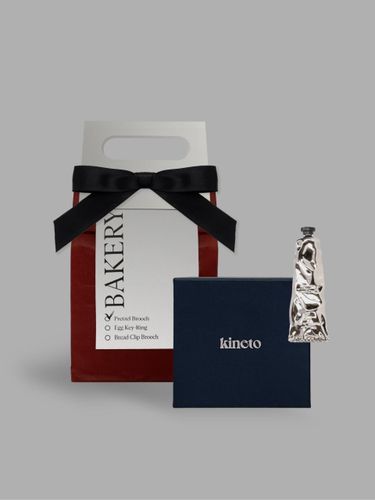 Hotel Amenity Silver Metal Brooch - KINETO - Modalova