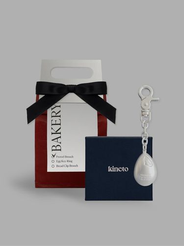 Artisanal Whimsical Broken Egg Key Ring [Silver] - KINETO - Modalova