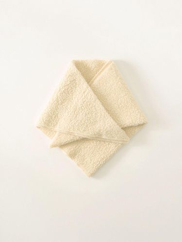 Triangle Wool Boucle Muffler [Ivory] - NOTHING WRITTEN - Modalova