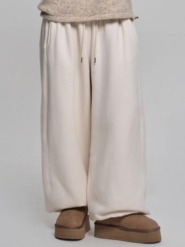 Brushed Fleece Wide Silhouette Sweatpants [Beige] - chicks - Modalova