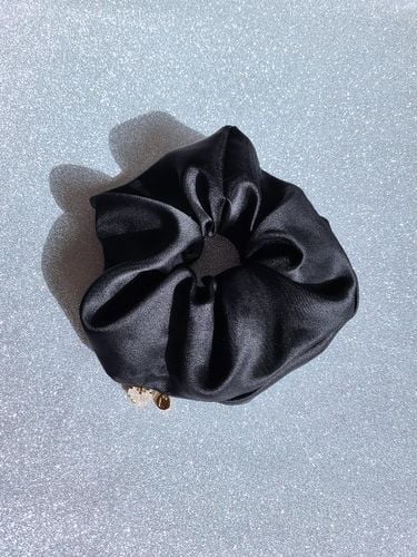 Silk Pleated Heart Pendant Scrunchie [Black] - L’OMBRILLANT - Modalova