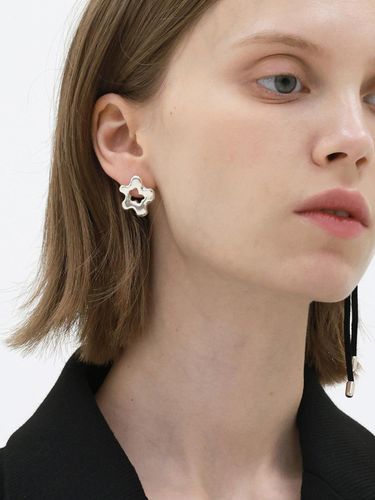 Asymmetrical Suede Strap Flower Earring - REINDEER - Modalova